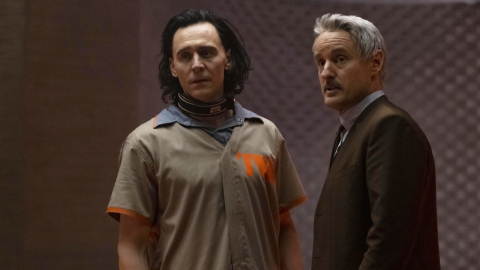 Loki (Tom Hiddleston) y el agente Mobius (Owen Wilson), en una escena del episodio inicial de 'Loki'.