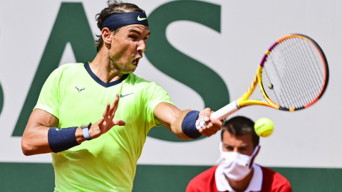 Rafael Nadal ejecuta una derecha en los cuartos de final de Roland Garros, en Paris, el miércoles 9 de junio de 2021.