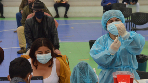 Una enfermera prepara la vacuna contra el Covid-19 para administrarla a una mujer, el 8 de junio de 2021, en Cuenca.