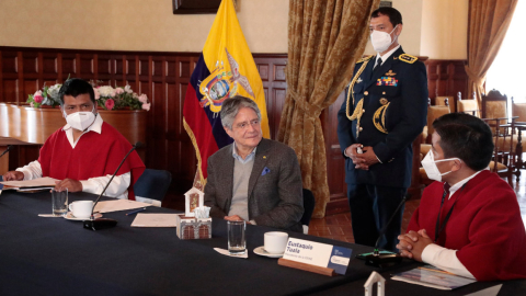 El secretario de Pueblos, Luis Pachala y el presidente Guillermo Lasso en una reunión con la Feine, el 8 de junio de 2021, en Carondelet.