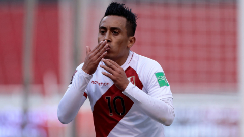 El jugador de Perú, Christian Cueva, celebra su gol ante Ecuador por Eliminatorias, el 8 de junio de 2021, en Quito.