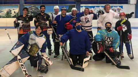 El grupo de jugadores y amigos que se concentran en el Palacio del Hielo, en Quito, para jugar una vez por semana hockey sobre hielo.