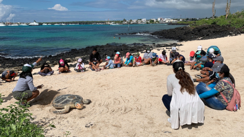 Un grupo de niños en las Islas Galápagos, el 8 de abril de 2021.