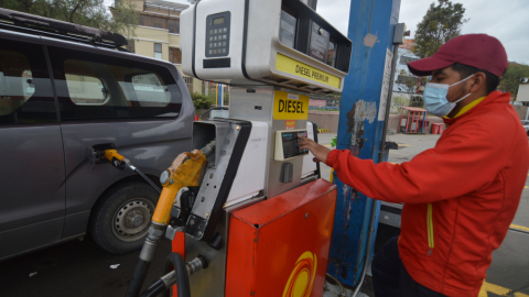 Un trabajador de una estación de servicio de Cuenca durante sus actividades, el 12 de mayo de 2021.