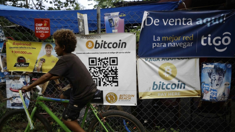 Fotografía de carteles que ofrecen bitcoin como forma de pago cerca a la playa El Zonte  en Chiltiupan (El Salvador). 