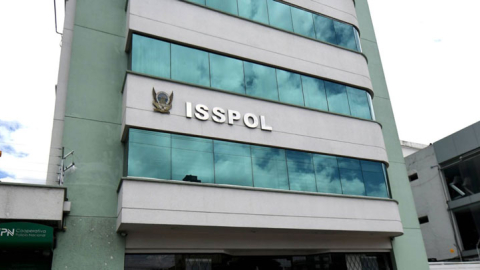 Fachada del edificio del Isspol, en Quito. 11 de junio de 2021