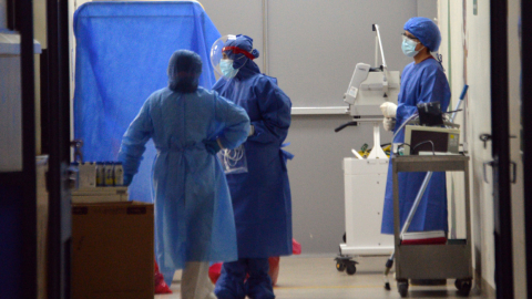 Personal de salud en el Hospital José Carrasco Arteaga del IESS, en Cuenca, el 23 de abril de 2021. 