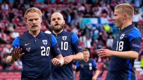 Joel Pohjanpalo de Finlandia luego de convertir gol frente a Dinamarca en la Eurocopa, el sábado 12 de junio de 2021.