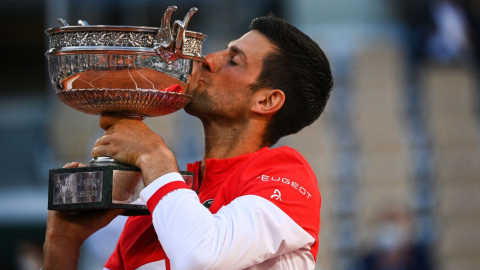 El tenista Novak Djokovic besa el trofeo conseguido tras vencer a Stéfanos Tsitsipas en la final de Roland Garros, el domingo 13 de junio de 2021.