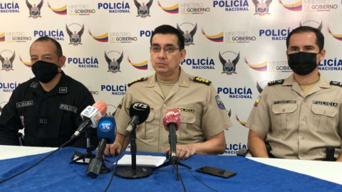 En el medio el general Fausto Buenaño, comandante de la Zona 8, en una rueda de prensa, en Guayaquil, el 13 de junio de 2021.