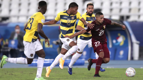 Trabajadores sanitarios cargan la Copa América previo al partido inaugural entre Brasil y Venezuela.