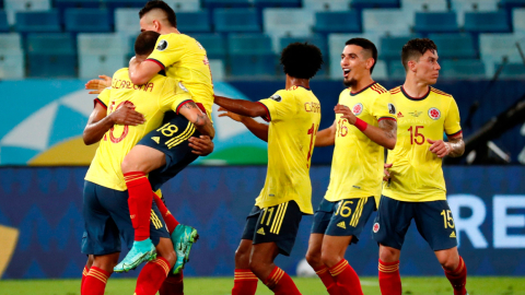 Edwin Cardona celebra con sus compañeros el 1-0 que le convirtió a Ecuador, en la Copa América.