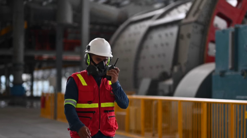 Un trabajador en el proyecto minero Mirador, en la provincia de Zamora Chinchipe, en 2021.