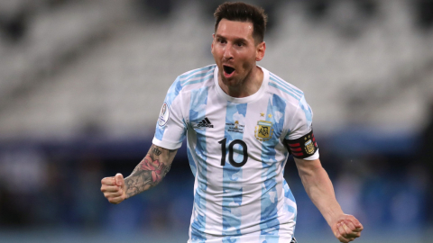 Lionel Messi celebra su gol con Argentina ante Chile, por la Copa América, el lunes 14 de junio de 2021, en Río de Janeiro.