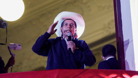 El candidato presidencial de Perú, Pedro Castillo, se dirige a simpatizantes desde la sede del partido "Perú Libre", en Lima, el 10 de junio de 2021.