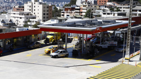 Vista panorámica de una gasolinera al norte de Quito, el 12 de junio de 2021.