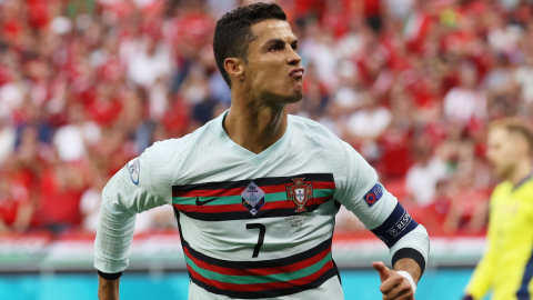 Cristiano Ronaldo maneja una pelota en el partido ante Hungría, por la Eurocopa, el 15 de junio de 2021.