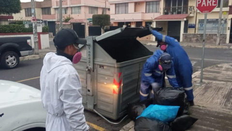 Trabajadores de Emsaeo recogen la basura de Quito, el 30 de diciembre de 2020.