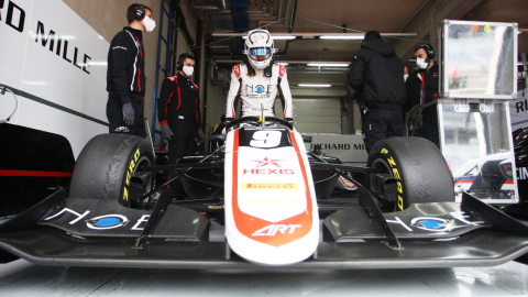 Juan Manuel Correa, junto a los mecánicos del ART GP, antes de los entrenamientos libres en Austria, el 3 de abril de 2021.