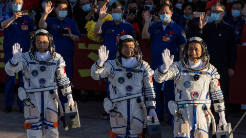 Astronautas Tang Hongbo, Nie Haisheng y Liu Boming antes del lanzamiento.