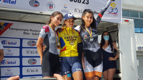 Miryam Núñez (amarillo) festeja el título de campeona nacional de contrarreloj individual, el jueves 17 de junio de 2021. 