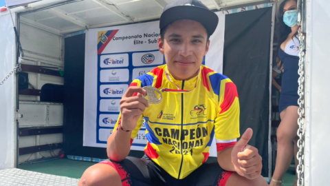 Martín López con la medalla y el maillot amarillo, como campeón nacional de contrarreloj individual, el jueves 17 de junio de 2021.