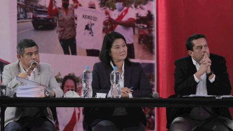  La candidata presidencial derechista por el partido Fuerza Popular, Keiko Fujimori, habla junto a sus asesores Miguel Torres (d) y Luis Galarreta (i). Lima, 17 de junio de 2021