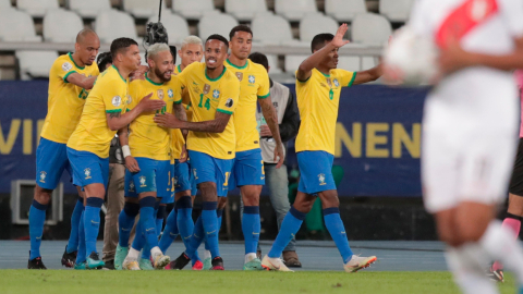 Los jugadores de Brasil felicitan a Neymar luego de marcarle a Perú en la Fecha 2 de la Copa América 2021, el jueves 16 de junio.