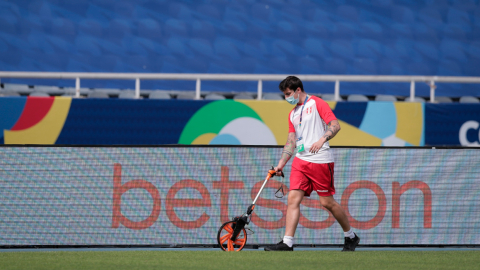 Miembros del equipo técnico de Perú realizan el reconocimiento de la cancha del estadio Nilton Santos, para el partido frente a Brasil por el Grupo B de la Copa América.