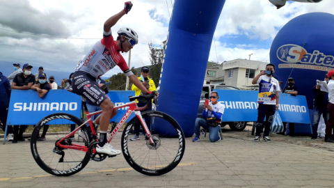 Alexander Cepeda cruza la meta y se proclama campeón nacional de ruta, el viernes 18 de junio de 2021. 