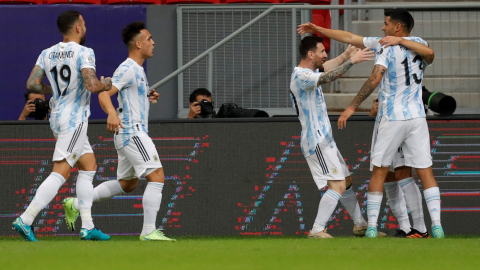 Los jugadores de Argentina festejan el gol ante Uruguay por la Copa América, en Brasilia, el 18 de junio de 2021.