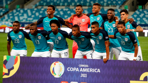 La selección ecuatoriana, antes del partido ante Colombia, el 13 de junio de 2021, en Cuiabá, Brasil.