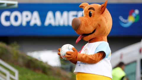 La mascota de la Copa América, Pibe, posa con un balón el lunes 21 de junio, antes del partido entre Uruguay y Chile en el estadio Arena Pantanal en Cuiabá.