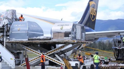 Trabajadores del aeropuerto de Quito descargan las 108.810 dosis de la vacuna de Pfizer, este 22 de junio de 2021.