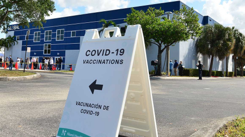 Personas hacen fila para recibir la vacuna de Johnson &Johnson en un punto de vacunación en Miami Gardens, en Florida.