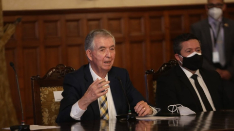 El secretario de educación superior, Alejandro Ridabeneira, durante una reunión con rectores de las universidades en el palacio de Carondelet, el 17 de junio de 2021.