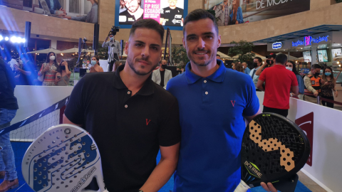 Los jugadores españoles, Javier López (i) y Sergio Icardo (d), durante la presentación del evento, en Quito, el 24 de junio de 2021.