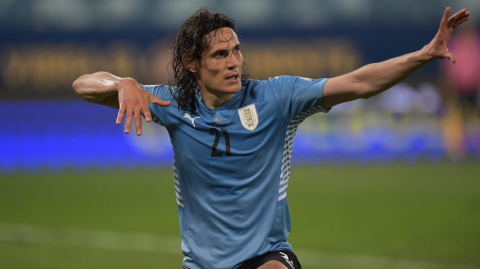 El delantero uruguayo, Edinson Cavani, festeja su primer gol en la Copa América de Brasil, el 24 de junio de 2021.