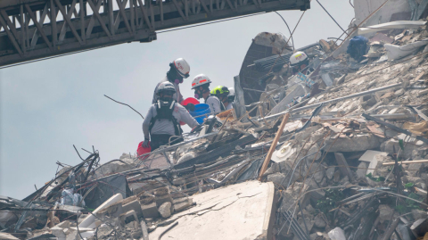 Rescatistas continúan con las tareas de búsqueda de sobrevivientes en el edificio colapsado en Miami.