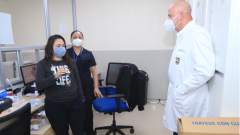 El vicepresidente Borrero recorrió varios departamentos del Hospital de Los Ceibos, en Guayaquil, la noche del 24 de junio de 2021.