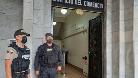 Miembros de la Policía en los exteriores del Decevale, en Guayaquil, el 22 de junio de 2021. 