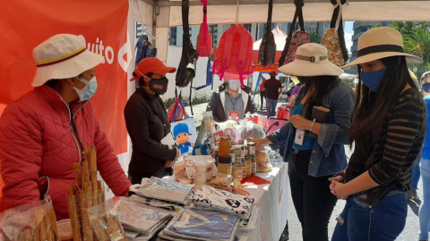 Emprendedores en una feria en Quito, el 27 de junio de 2021. 