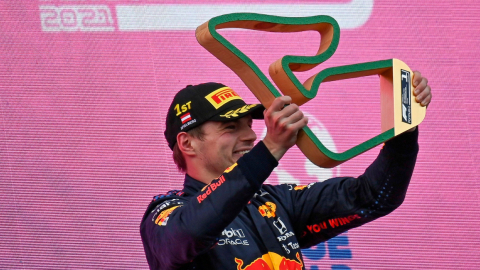 El piloto Max Verstappen de Red Bull Racing celebra con su victoria con el el trofeo del Gran Premio de Estiria en el Red Bull Ring en Spielberg, Austria, el 27 de junio de 2021.