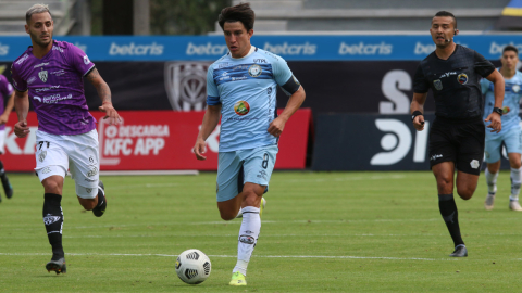 Fernando Gaibor maneja una pelota jugando para Guayaquil City, ante Independiente del Valle por la LigaPro, el 22 de mayo de 2021.