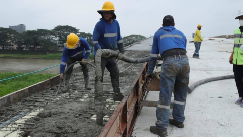 Trabajadores durante la construcción del puente de la vía Babahoyo-El Salto, en junio de 2021.