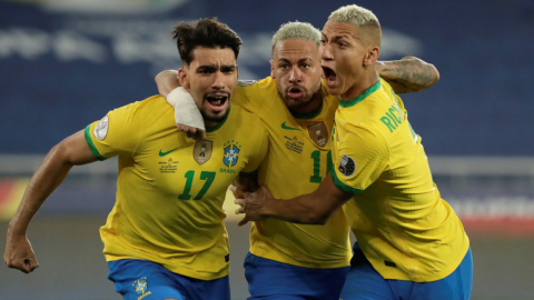 Los futbolistas brasileños festejan el gol ante Chile, por Copa América, el viernes 2 de julio de 2021.