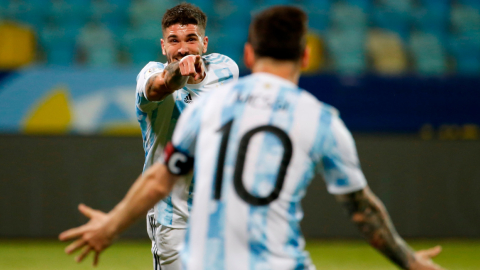 Rodrigo de Paul festeja junto a Lionel Messi el 1-0 de Argentina frente a Ecuador en los cuartos de final de la Copa América 2021, el sábado 3 de julio.