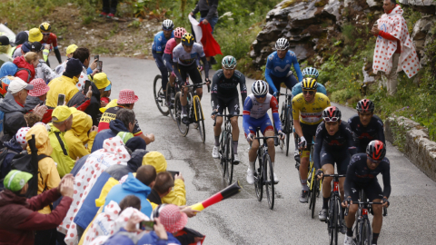 El grupo de favoritos del Tour de Francia, incluido Richard Carapaz y Tadej Pogacar, durante la Etapa 9, el domingo 4 de julio de 2021.