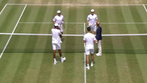 Gonzalo Escobar y Ariel Behar frente a Joe Salisbury y Rajeev Ram, en la tercera ronda de Wimbledon, el lunes 5 de julio de 2021.