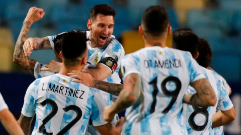 Los jugadores argentinos celebran en el partido contra Ecuador de la Copa América, el 4 de julio de 2021. 